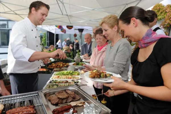 Beim outdoor BarBQ über den Dächern Berlins Bild: Beim outdoor BarBQ über den Dächern Berlins