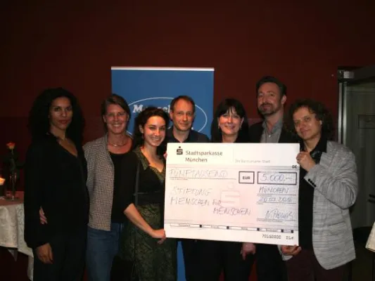 Bild: Tanzen für Menschen e.V. übergibt 5.000 Euro an Menschen für Menschen