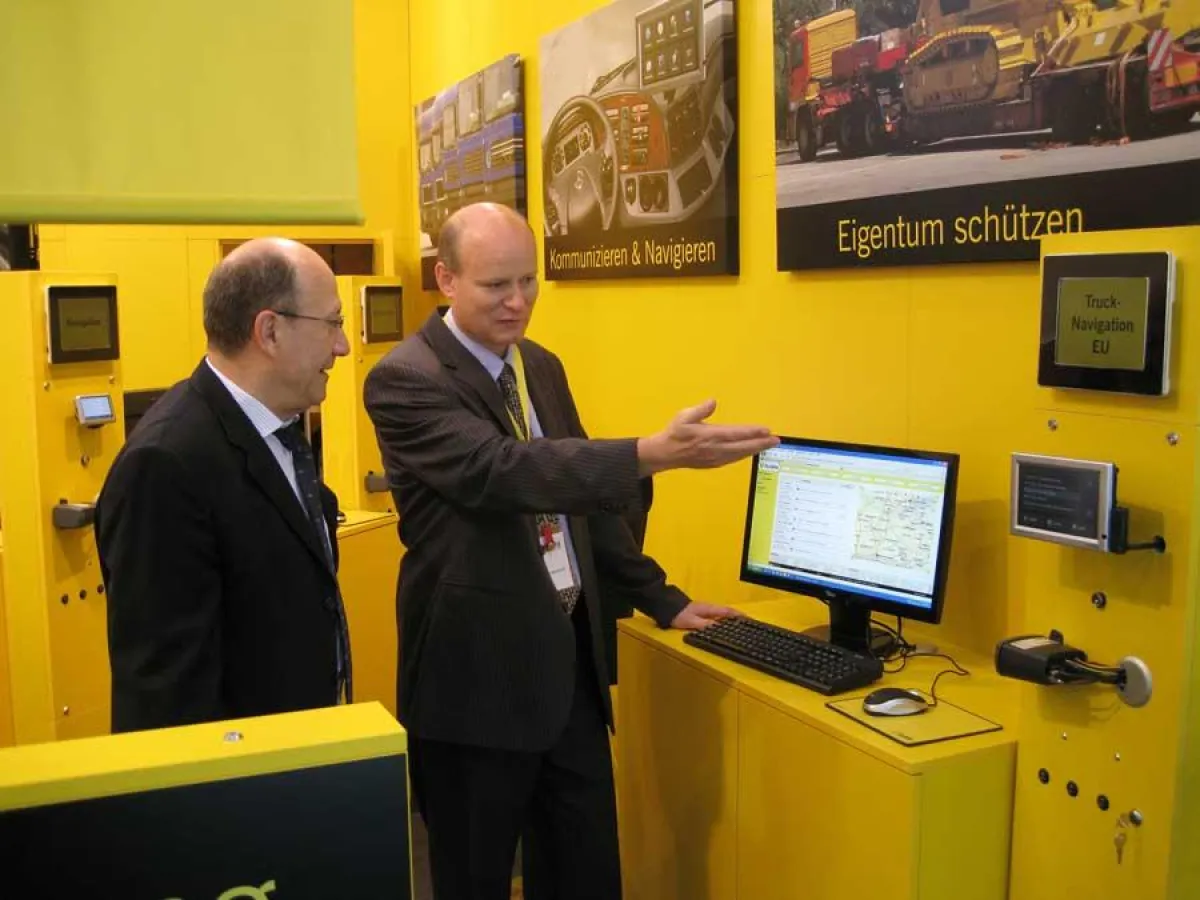 Jens-Uwe Beschnitt im Gespräch mit Schweizer Interessenten, Messestand 