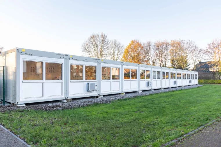 Bild: Schulgebäude aus ELA Containern