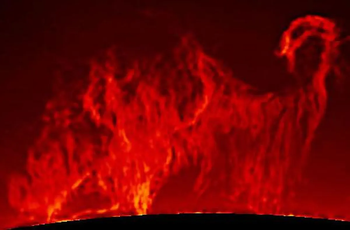 Fadenförmige Strukturen einer Protuberanz über dem Sonnenrand (unten) im Licht der roten Wasserstoff-Emission. (Foto: Eberhard Wiehr)