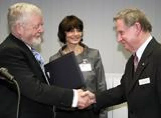 Bild: Mit Ehrenmedaille der Bayerischen Ingenieurekammer-Bau ausgezeichnet