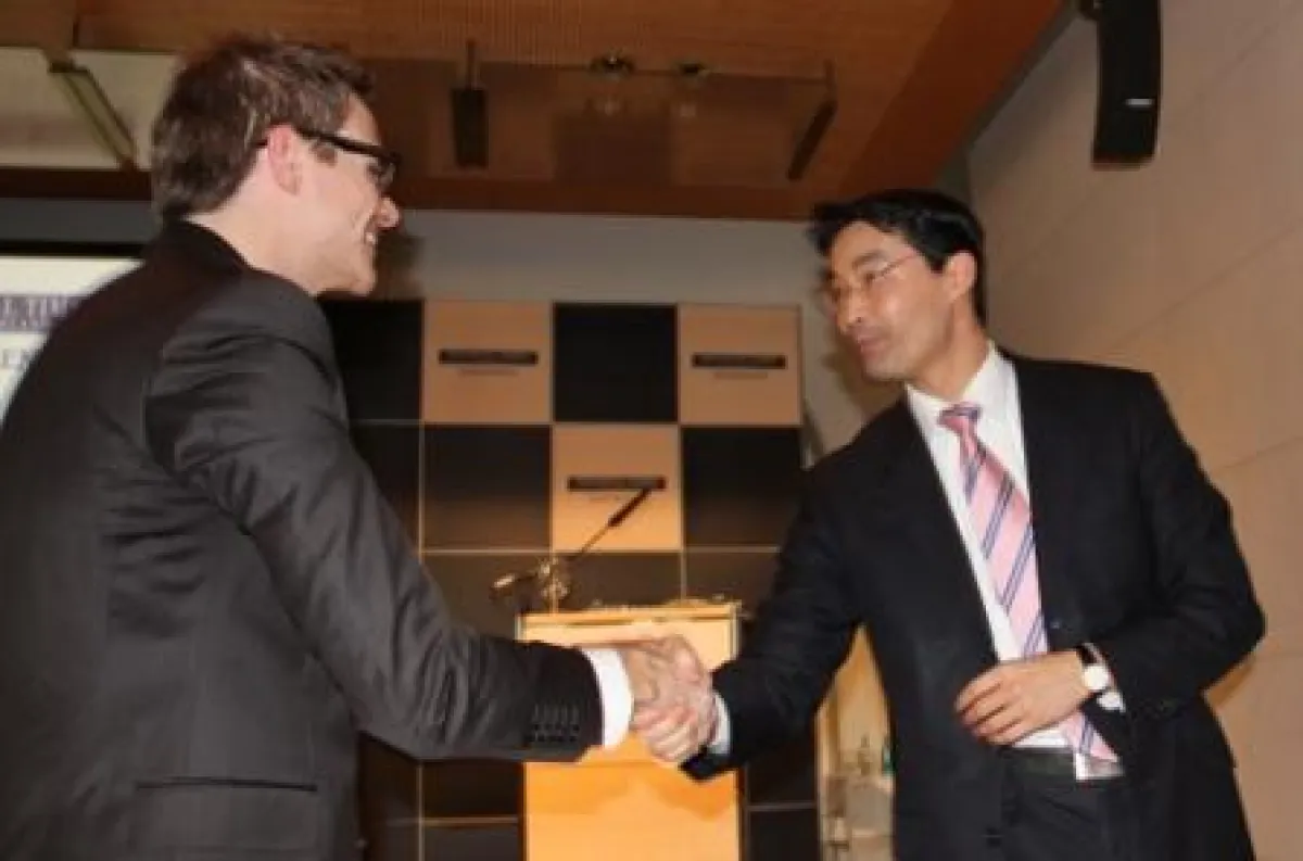 Handschlag: AllDent-Mitbegründer Dr. Dr. Ruben Stelzner trifft Bundesgesundheitsminister Dr. Philipp Rösler