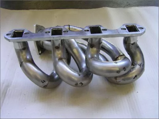 Bild: individual-exhaust fertigt Fächerkrümmer in Einzelanfertigung