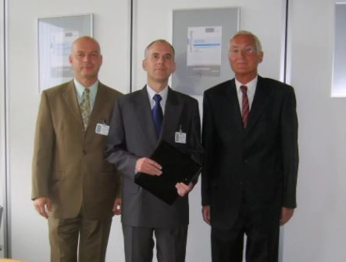 Anlässlich erster gemeinsamer Aktivitäten übergibt Dr. Jürgen Strusch von BTES (Mitte) den Vertrag an die Orbit-Verantwortlichen, Dr. Silvio Stephan (links) und Dr. Rolf Peters (rechts).