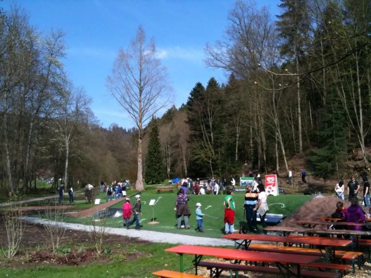 Viele Besucher auf der GoDi Golf Anlage im Monbachtal