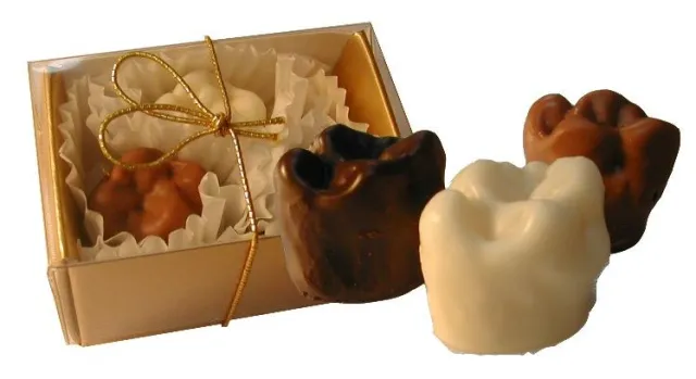 Bild: Schokologo kreiert Schokozähne zum Jubiläum von Heller Dental-Technik