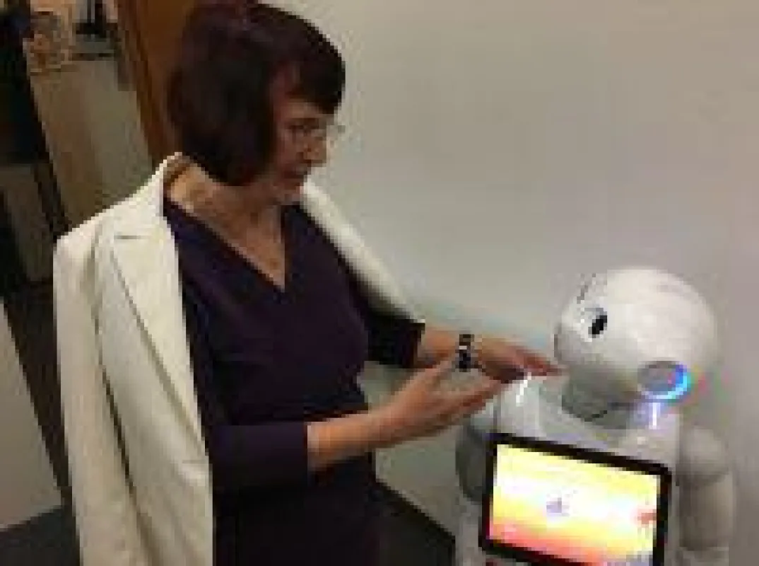 Mutexpertin Edith Karl mit Roboter Pepper