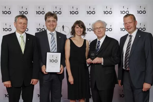 Ausgezeichnet: AZUR Solar gehört zur Innovationselite der Republik - Preisverleihung mit Lothar Späth Bild: Ausgezeichnet: AZUR Solar gehört zur Innovationselite der Republik - Preisverleihung mit Lothar Späth