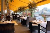 Bild: Julian’s Bar und Restaurant – idealer Ort für Familien zum Erholen und Entspannen in der zweiten Ferienhälfte