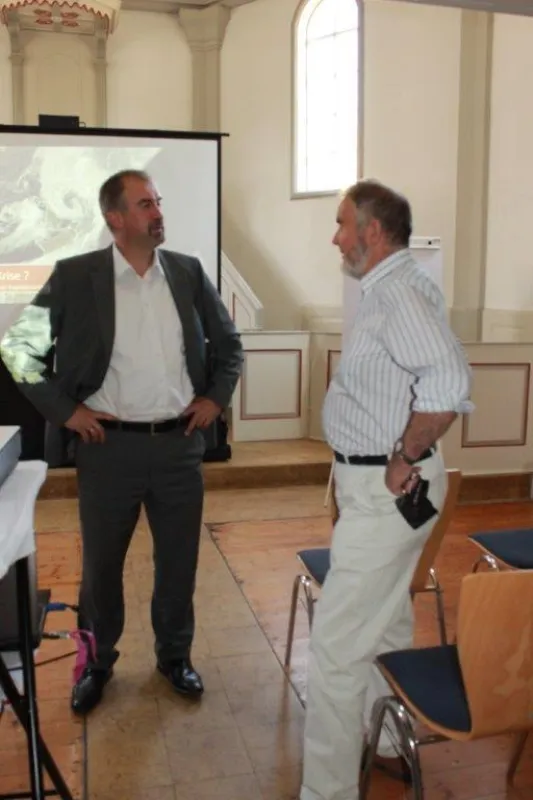 Andreas Mankel (l.), Geschäftsführer der 7x7finanz GmbH, im Gespräch.