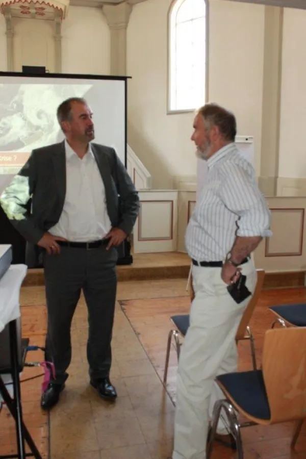 Andreas Mankel (l.), Geschäftsführer der 7x7finanz GmbH, im Gespräch.