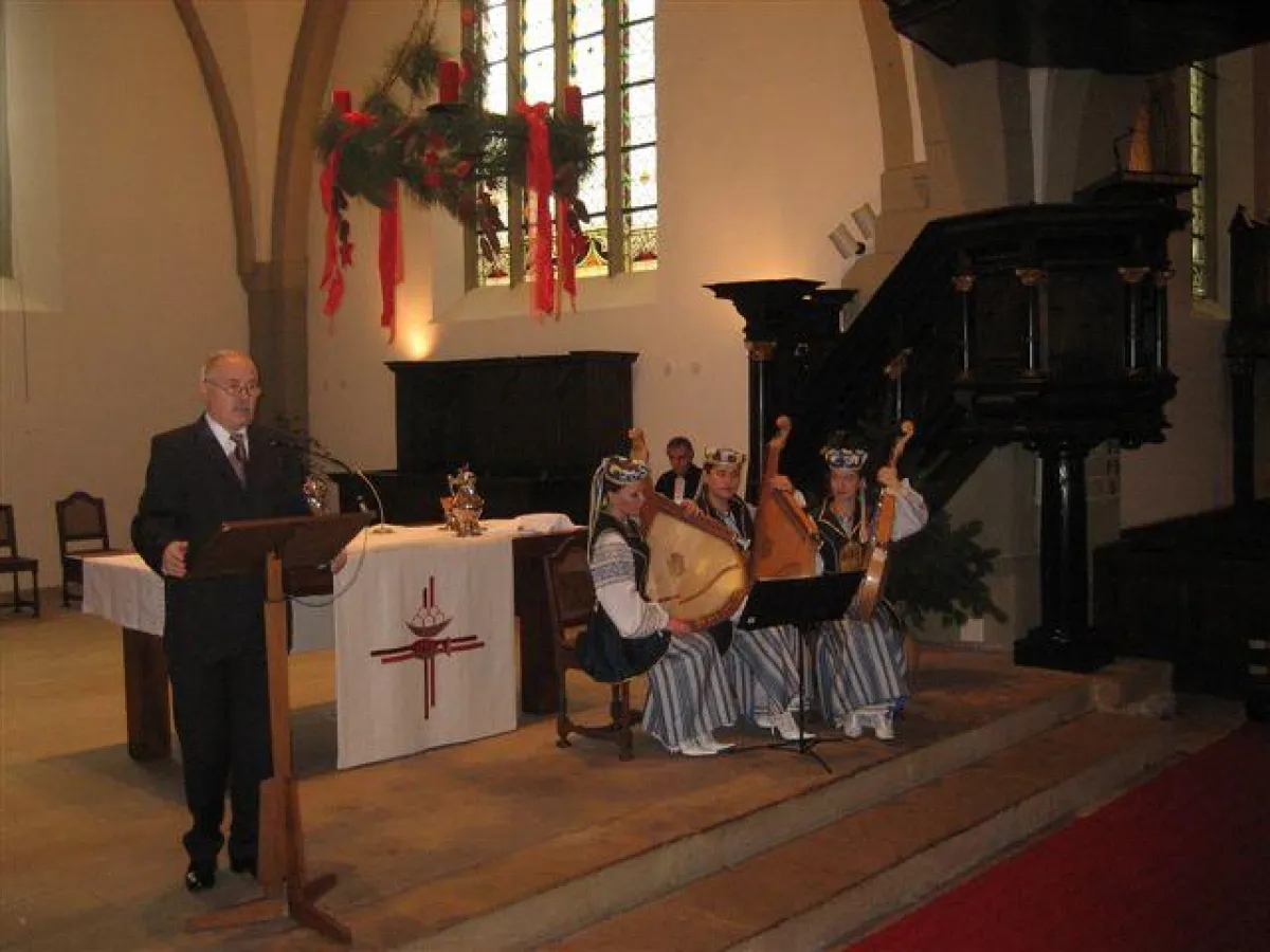 Prof. Manfred Möller präsentiert auf Einladung von Pfarrer i.R. Alberts das Bandura-Trio