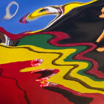 Bild: Ausstellungen in der Brasilea: "série Azul" von Claudia Melli und "Reflexos" von João de Orleans e Bragança