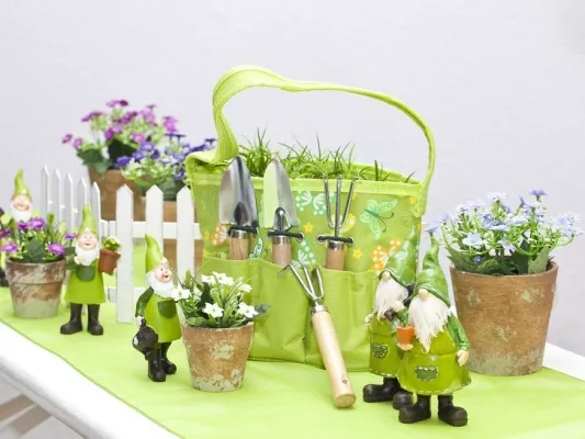 Bild: Frühlingszeit ist Gartenzeit. Mit Dekoration zum gemütlichen Ambiente