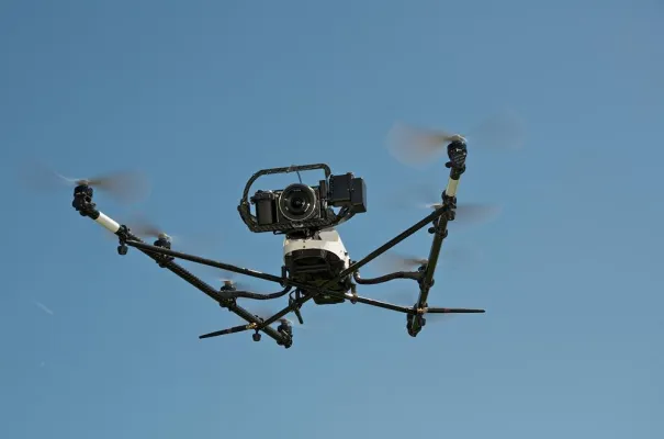 Bild: Ein Schwarm friedlicher Drohnen