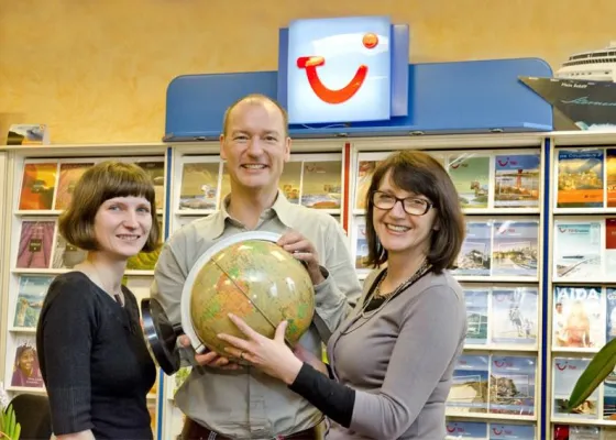 Achtung, frisch gestrichen: Aus Hapag-Lloyd Reisebüro wird TUI ReiseCenter Dresden Bild: Achtung, frisch gestrichen: Aus Hapag-Lloyd Reisebüro wird TUI ReiseCenter Dresden