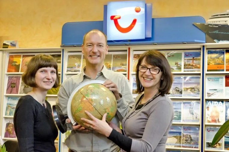 Achtung, frisch gestrichen: Aus Hapag-Lloyd Reisebüro wird TUI ReiseCenter Dresden Bild: Achtung, frisch gestrichen: Aus Hapag-Lloyd Reisebüro wird TUI ReiseCenter Dresden