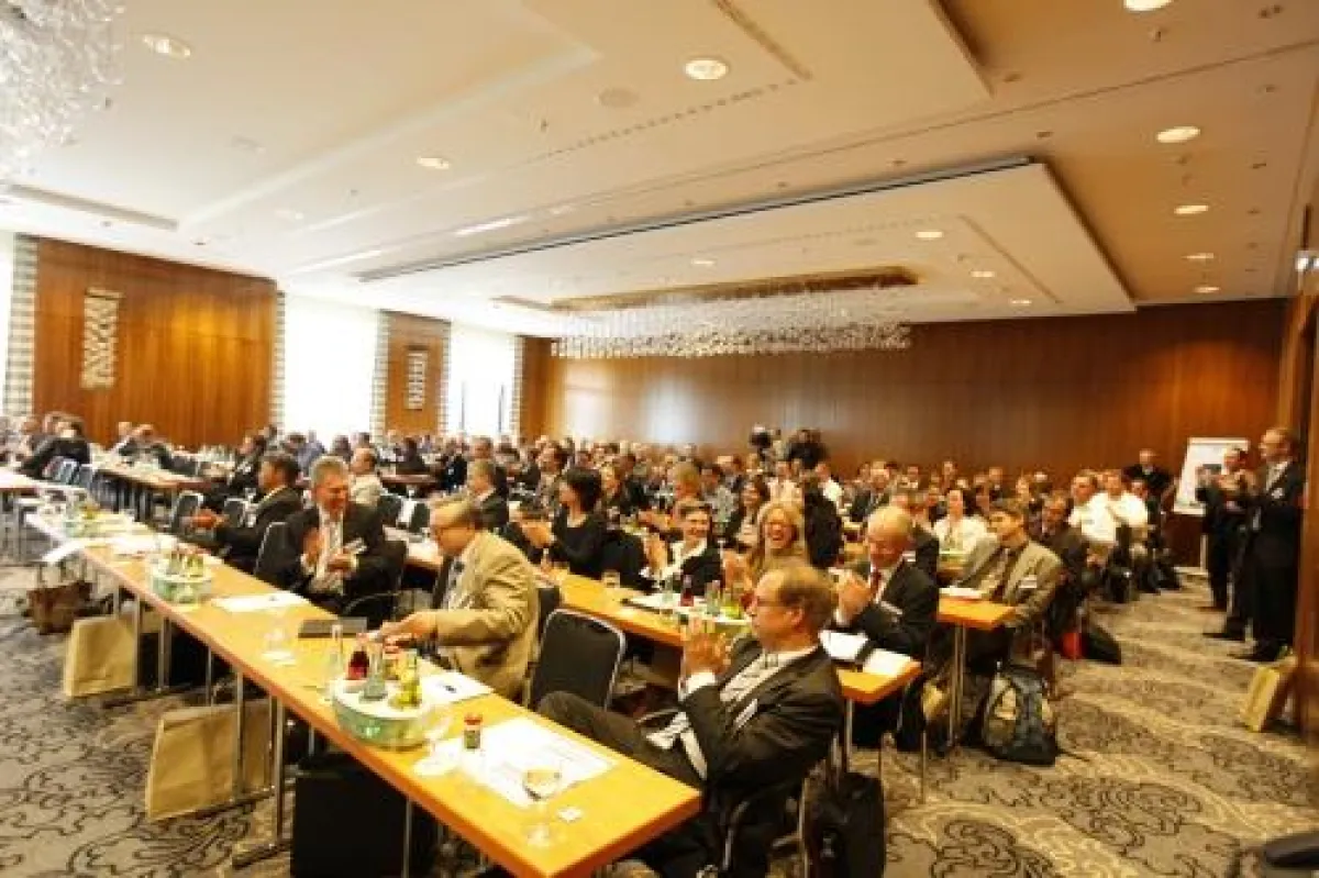 130 Teilnehmerinnen und Teilnehmer namhafter Unternehmen aus dem deutschsprachigen Raum besuchten das PMO Symposium 2009 am 30. April, im Maritim Hotel Düsseldorf.