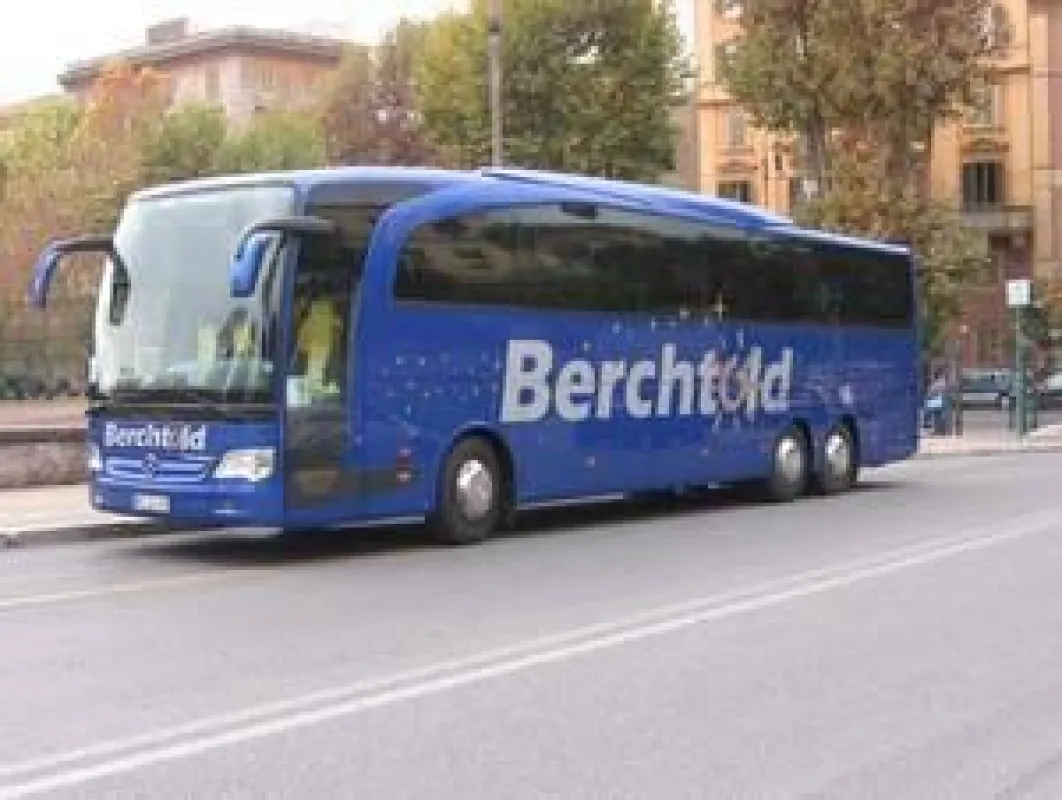 Am 22.08.2009, in der Nacht von Freitag auf Samstag wurde in Wien, Nähe Schloss Belvedere (Adolf-Blamauer-Gasse), ein blauer Travego der Firma Berchtold-Reisen aus Kempten gestohlen (Baujahr 2003, Neu