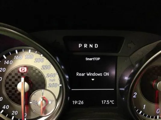 Bild: Mit SmartTOP alle 4 Fenster des Mercedes-Benz SLK bei offenem Verdeck schließen