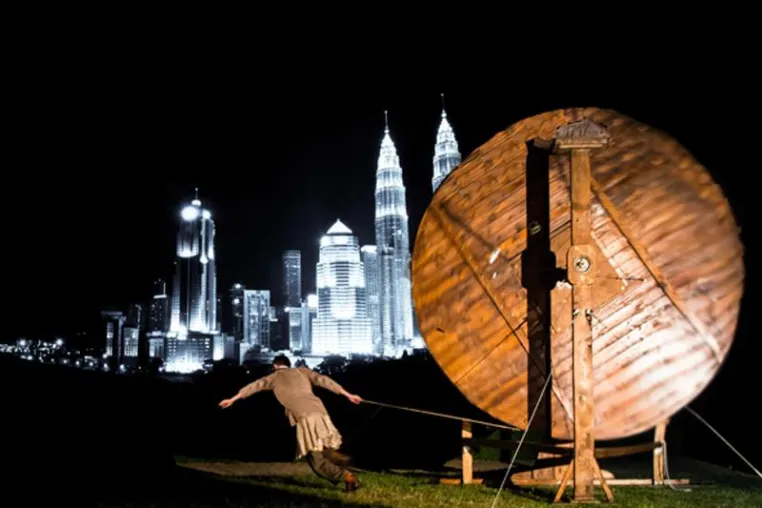 Bild: Theater ANU auf dem Tempelhofer Feld PERPETUUM - Stadt ohne Mühsal.