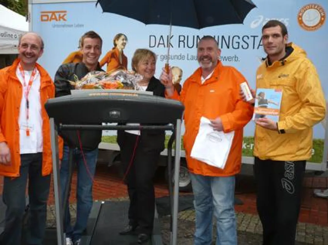 V.l.n.r.: Hermann-Josef Kappel, Leiter des DAK Servicezentrums Hamm, Moderator Tobias Wobbe, Jubilarin Ute Koberstein, Uwe Lenzner, Bezirksleiter der DAK Münster sowie DAK RUNNINGSTAR Projektleiter Ti