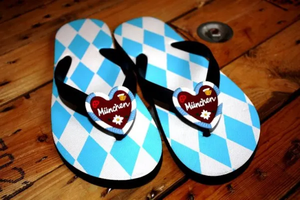 Saupreiß verkauft bayerische Souvenirs Bild: Saupreiß verkauft bayerische Souvenirs