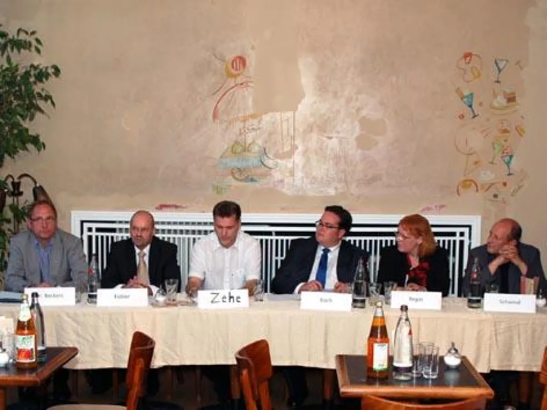 Die Podiumsteilnehmer führten trotz vieler gegensätzlicher Auffassungen eine sachliche und interessenorientierte Diskussion.