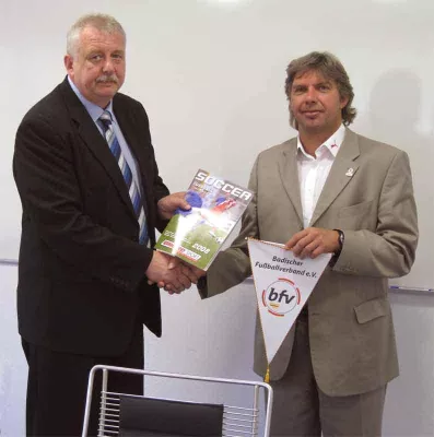 Die Verträge sind gemacht - Erhard Sport ist neuer Kompetenzpartner des Badischen Fußballverbandes Bild: Die Verträge sind gemacht - Erhard Sport ist neuer Kompetenzpartner des Badischen Fußballverbandes