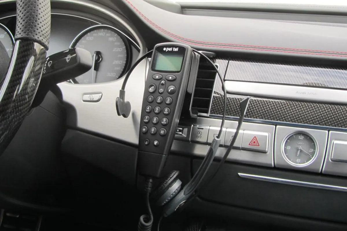 Firmenwagen der Werth Messtechnik GmbH mit eingebautem PTCarPhone 3