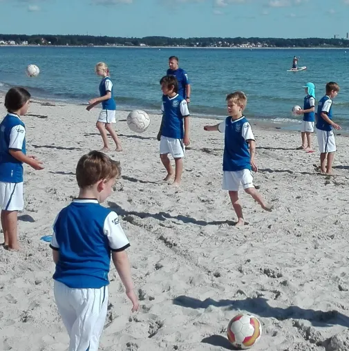 Bild: Fußballcamp an der Ostsee: Kicken im Sand Das Sommercamp der Akademie für Fußballkunst in der Lübecker Bucht