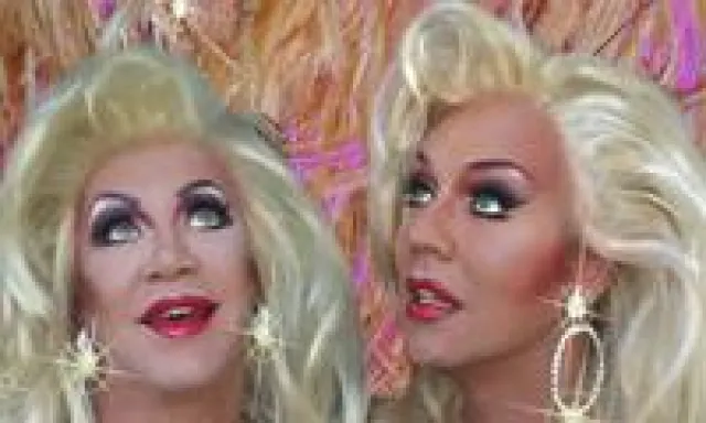 Bild: Fasching im Restaurant Brandner: Alaaf, Helau und Glamour mit dem Travestiepaar Miss Piggy und Gene Pascale