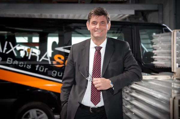 Bild: Aixtra Solar AG: Photovoltaik-Projekt am Flughafen Köln/Bonn erfolgreich realisiert