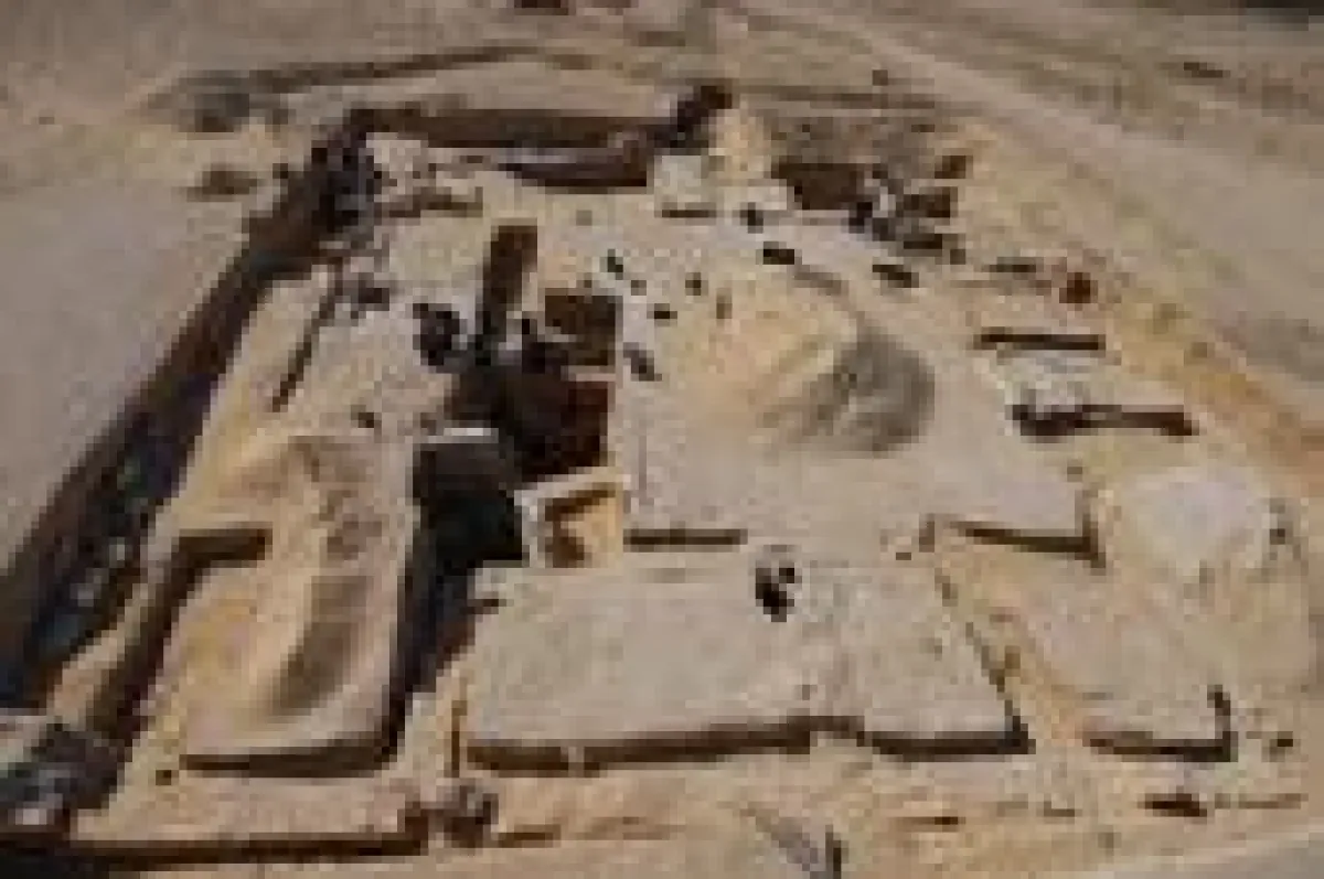 Sechs Jahrhunderte an hellenistischer Kultur lagen unter dem Sand verborgen. Die Freilegung schafft einzigartige Einblicke in die damaligen Siedlungsstrukturen. (Grabungszustand 2007, © A. Schmidt-Col