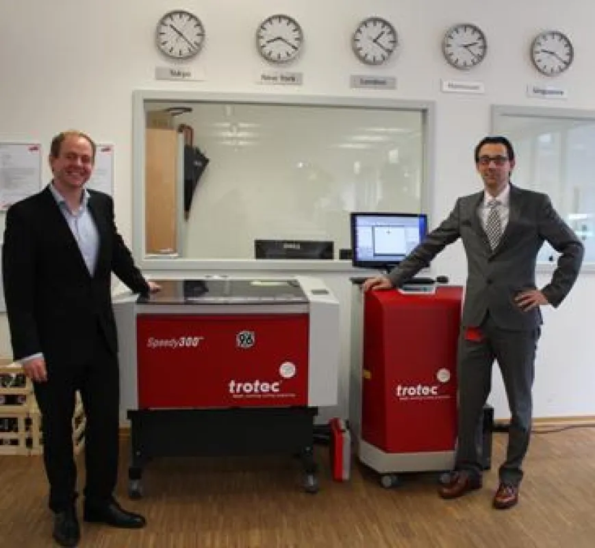 Alexander Jauker (li) von Trotec und Matthias Achorner (re) zusammen mit dem Speedy 300.