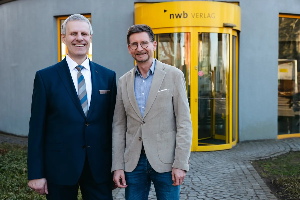 Dr. Rolf Möhlenbrock (li.), Heinrich Steinfeld (re.), Mitglied der Geschäftsleitung NWB Medien (© NWB Verlag )