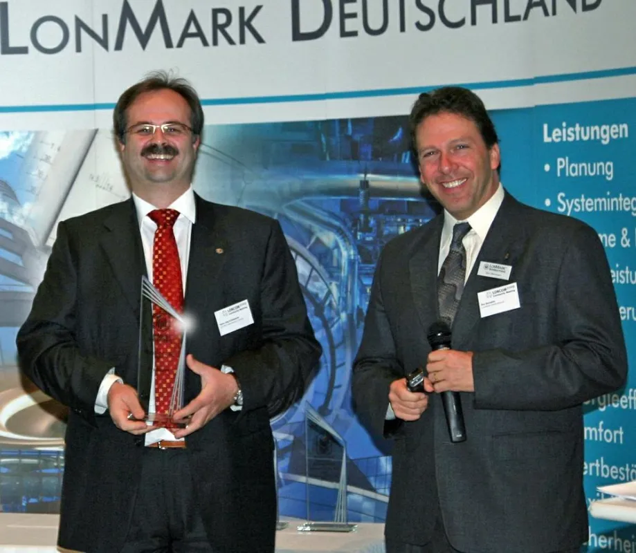 CEO Hans-Jörg Schweinzer, LOYTEC nimmt den LonMark Award 2009 von Executive Director Ron Bernstein, LonMark International entgegen
