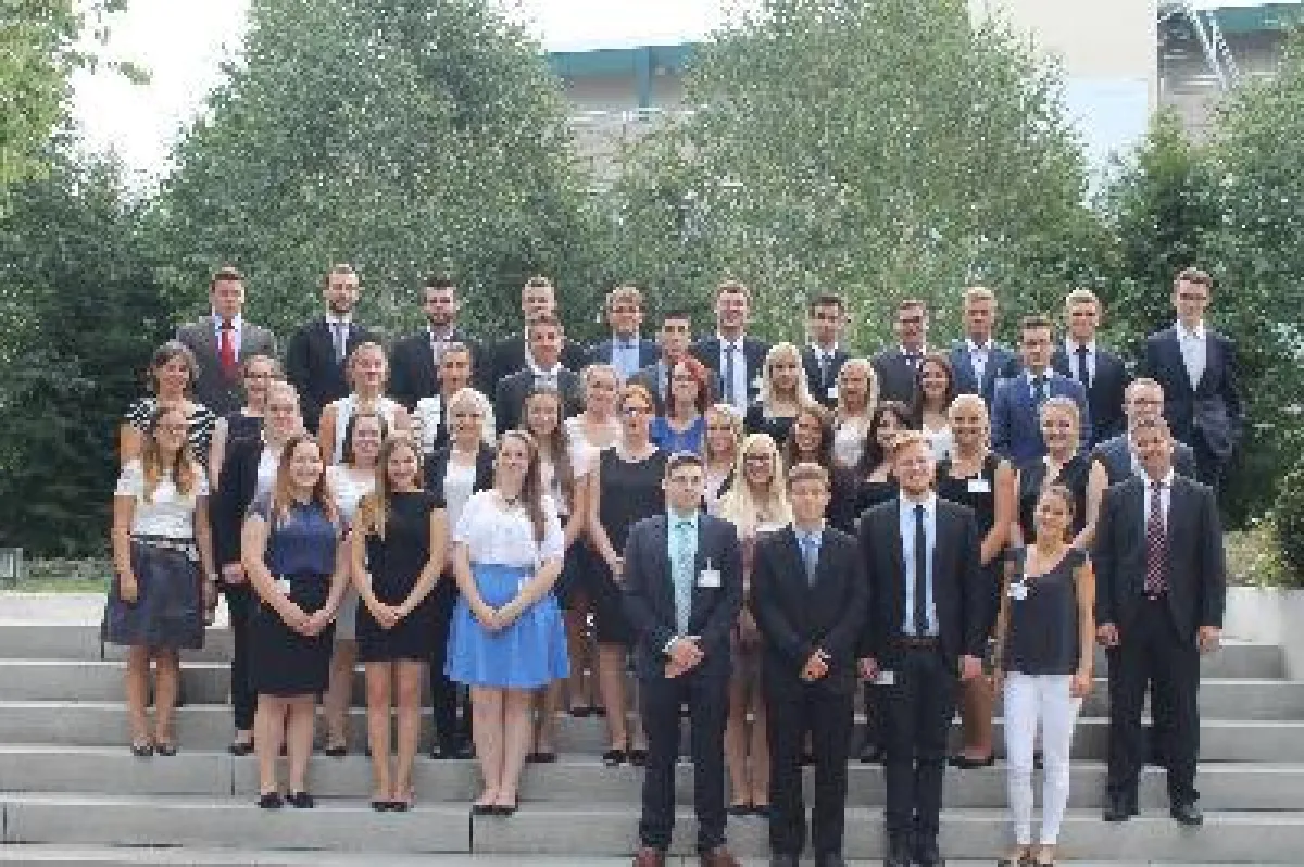 BU: Hier ein Teil der Auszubildenden, die in diesen Tagen im Konzern VKB ihre Ausbildung starten.