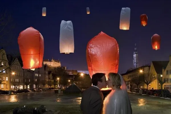 Bild: Last-Minute-Geschenke zum Valentinstag: Himmelslaterne und persönliches Liebeslied