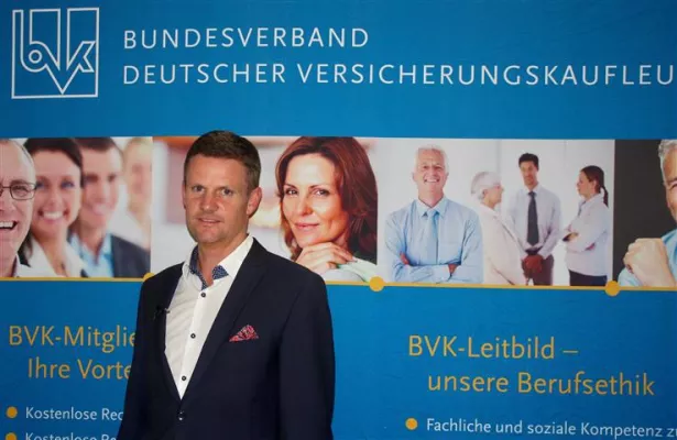 Mario Arend hält Vortrag beim Tag der Versicherungswirtschaft in Kassel Bild: Mario Arend hält Vortrag beim Tag der Versicherungswirtschaft in Kassel