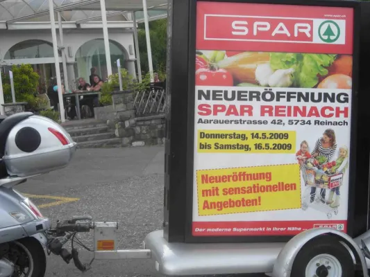 Bild: SPAR spart nicht mit Werbung...