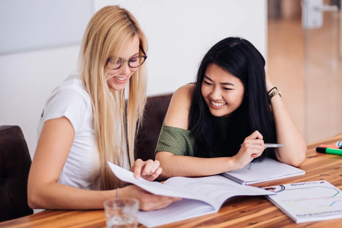 StudyHelp Coach und Kursteilnehmerin bei der Prüfungsvorbereitung