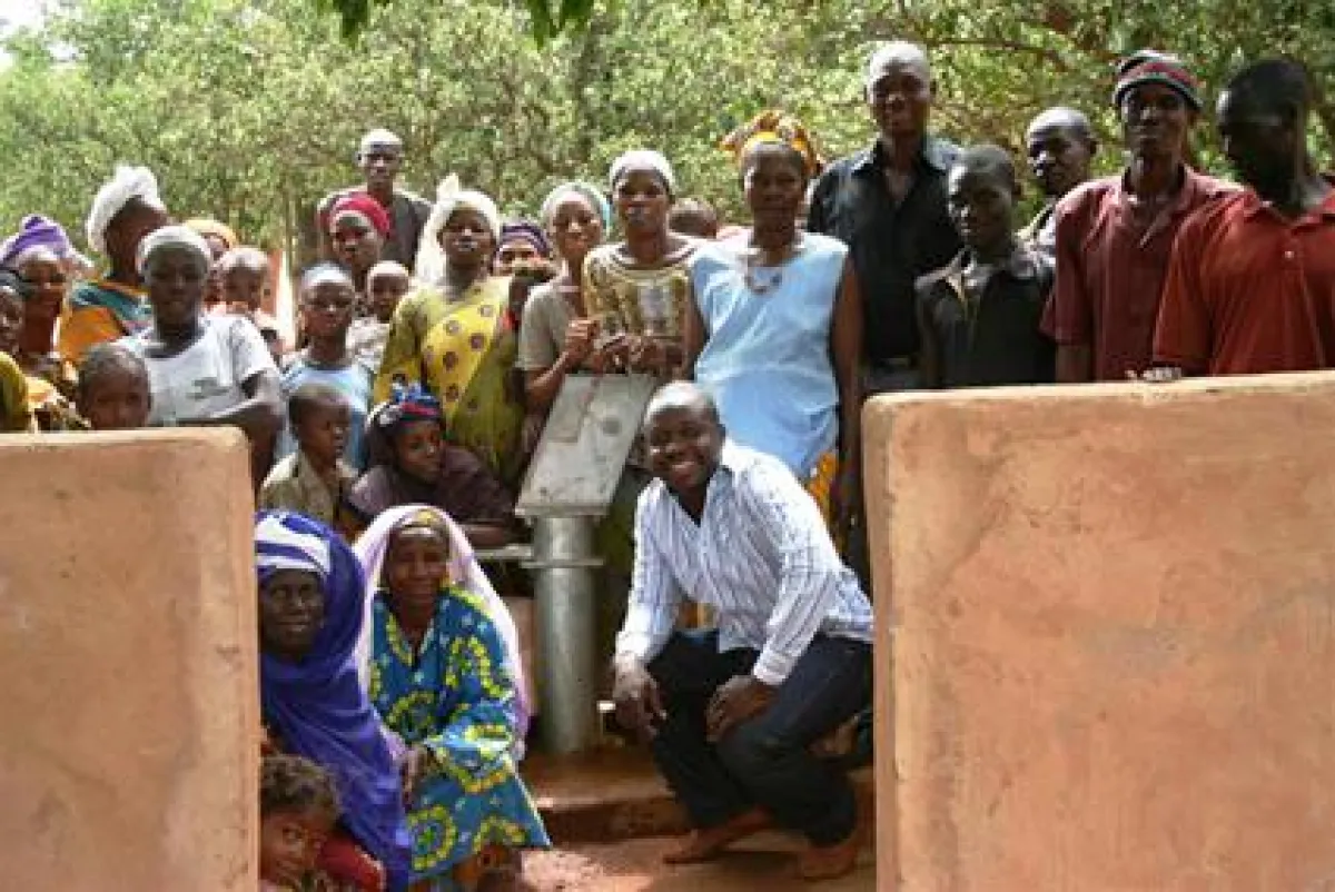 Nature & More Erzeuger Zongo Adama unterstützt mit seinen Mangos den Bau eines Brunnen