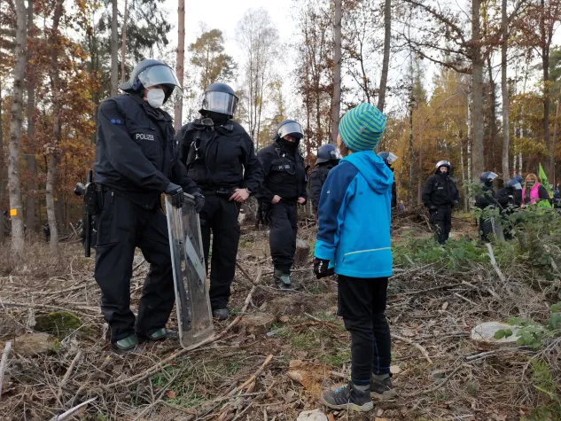 Bild: „Unsere Kinder und Enkelkinder kämpfen um ihre Zukunft und setzen im Danni ihr Leben aufs Spiel!“