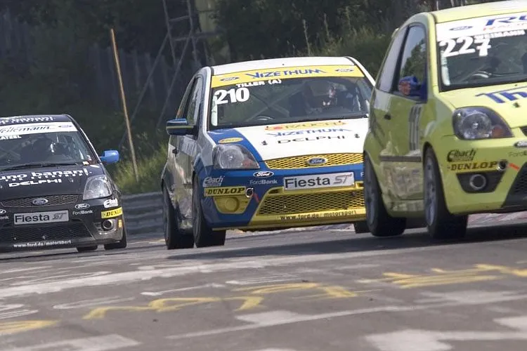 Youngster Patrick Tiller gerät beim Ford Fiesta ST Cup am Nürburgring ins Schlittern Bild: Youngster Patrick Tiller gerät beim Ford Fiesta ST Cup am Nürburgring ins Schlittern