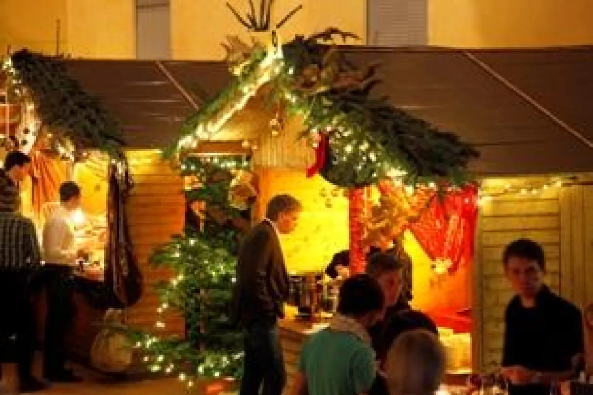 Traditionelle Weihnachtsmarkthütten mit Süßem und Herzhaftem von Kirberg Catering Foto: Kirberg Catering