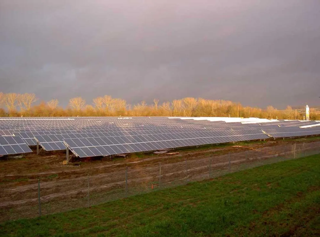 Solarpark Hungen: Die Gelsenkirchener abakus solar AG realisierte die Großanlage auf einer ehemaligen Bergbauhalde. Foto: abakus solar AG