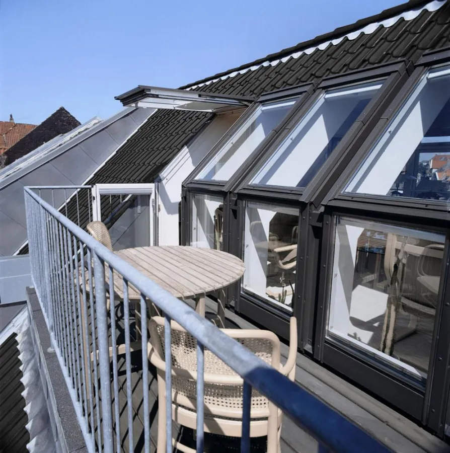 Gerade bei großen Fenstern sind bei der Dachkonstruktion zusätzliche waagerechte Stützbalken nötig. Foto: Velux Deutschland GmbH