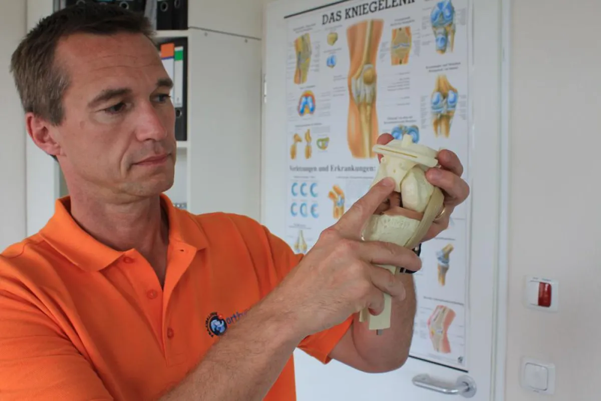 Dr. Markus Weingärtner mit einem individuellen Werkzeug für den Knieprotheseneinbau
